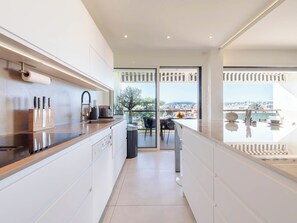 Kjøleskap, mikrobølgeovn, ovn og oppvaskmaskin