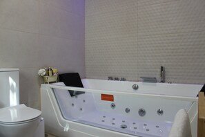 Dusche, Whirlpool, Haartrockner, Handtücher