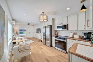 Fridge, microwave, oven, stovetop - Cozy 1 Bed/1 Bath 4 Miles from IAH/ Kingwood/ Humble (Houston)