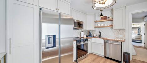 ثلاجة، ميكروويف، فرن، موقد طهي مسطح