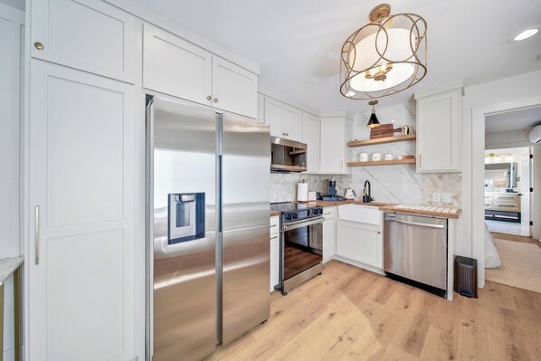 Fridge, microwave, oven, stovetop - Cozy 1 Bed/1 Bath 4 Miles from IAH/ Kingwood/ Humble (Houston)