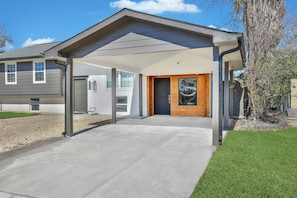 Exterior - Cozy 1 Bed/1 Bath 4 Miles from IAH/ Kingwood/ Humble (Houston)