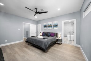 5 bedrooms, iron/ironing board, free WiFi, bed sheets - Galleria Spacious 5-bedroom House with Pool & Free Parking (Houston)