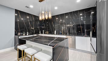 Jääkaappi, mikroaaltouuni, uuni, liesi