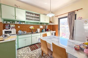 Fridge, microwave, oven, coffee/tea maker