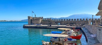 Giorgos House: Holiday Home in Nafpaktos, Near beach, taverns, WiFi