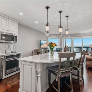 Réfrigérateur, micro-ondes, plaque de cuisson, lave-vaisselle