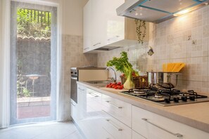 Fridge, oven, dishwasher, coffee/tea maker