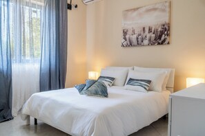 2 bedrooms, in-room safe, desk, iron/ironing board