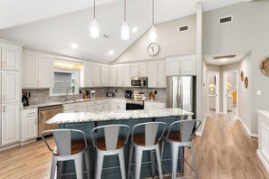 Fridge, microwave, oven, stovetop - Family Tides :  Beach, Pets, Hot Tub & Game Room (Corolla)