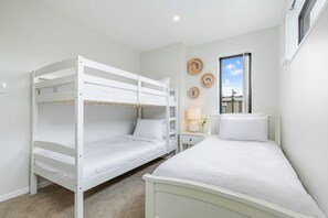 3 bedrooms, iron/ironing board, WiFi, bed sheets