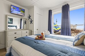2 soverom, skrivebord, strykejern/-brett og reiseseng for barn