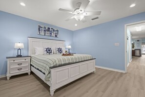4 habitaciones, escritorio y tabla de planchar con plancha 
