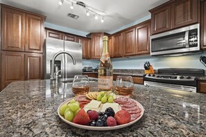 ثلاجة، ميكروويف، فرن، موقد طهي مسطح