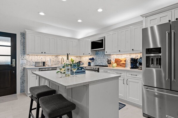 Fridge, microwave, oven, stovetop - Alphonse & Eskew | Firepit | Great Location (Fredericksburg)