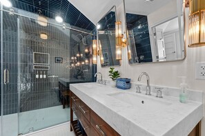 Een douche, een haardroger, handdoeken, zeep