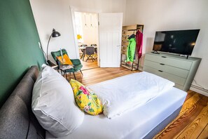 2 bedrooms, desk, iron/ironing board, WiFi