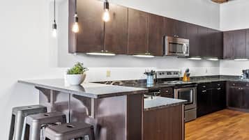 Geladeira, micro-ondas, fogão, cooktop