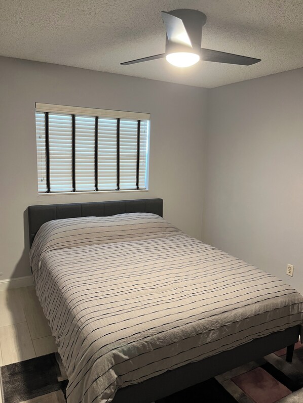 3 chambres, fer et planche à repasser, Wi-Fi, draps fournis