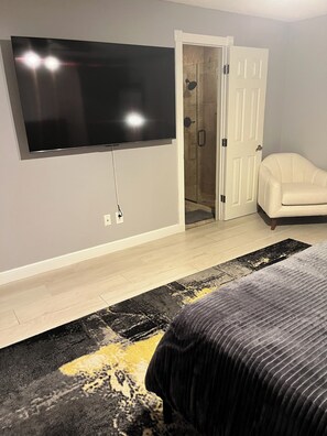 3 عدّة غرف نوم ومكواة/لوح كي وواي فاي وملاءات أسرّة