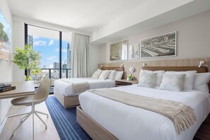 1 chambre, bureau, fer et planche à repasser, lit de bébé portatif