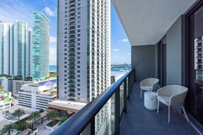 Property grounds - 2002 - Miami Modern Hotel-Style Unit w Pool & 24/7 Gym - City & Bay Views (Miami)