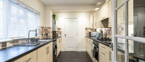 Jääkaappi, mikroaaltouuni, uuni, astianpesukone