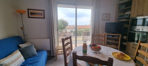 Living area - Apartment with sea view and 50 meters from the beach (SAINT PIERRE LA  MER)