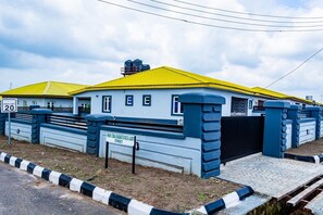 Exterior - Charming 3-bedroom bungalow with AC, WiFi in fantastic Prince Courts (Prince Courts, Kobape Abeokuta)