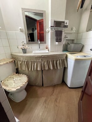 Serviettes fournies, papier de toilette