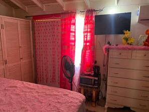 1 slaapkamer, een strijkplank/strijkijzer, wifi, beddengoed