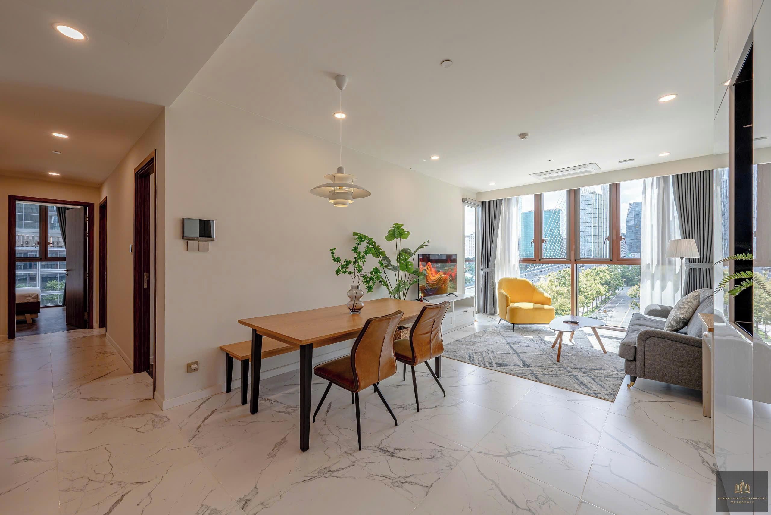 Un salon moderne avec un coin repas, de grandes fenêtres et une vue sur la ville.