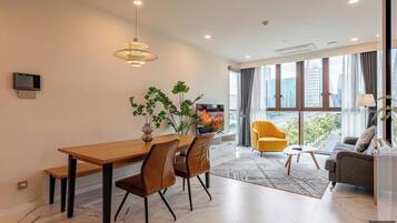 Căn hộ Presidential, 2 phòng ngủ, ban công, quang cảnh thành phố | Khu phòng khách | TV màn hình phẳng 24-inch có truyền hình vệ tinh, sách