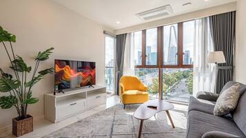 Căn hộ Presidential, 2 phòng ngủ, ban công, quang cảnh thành phố | Khu phòng khách | TV màn hình phẳng 24-inch có truyền hình vệ tinh, sách