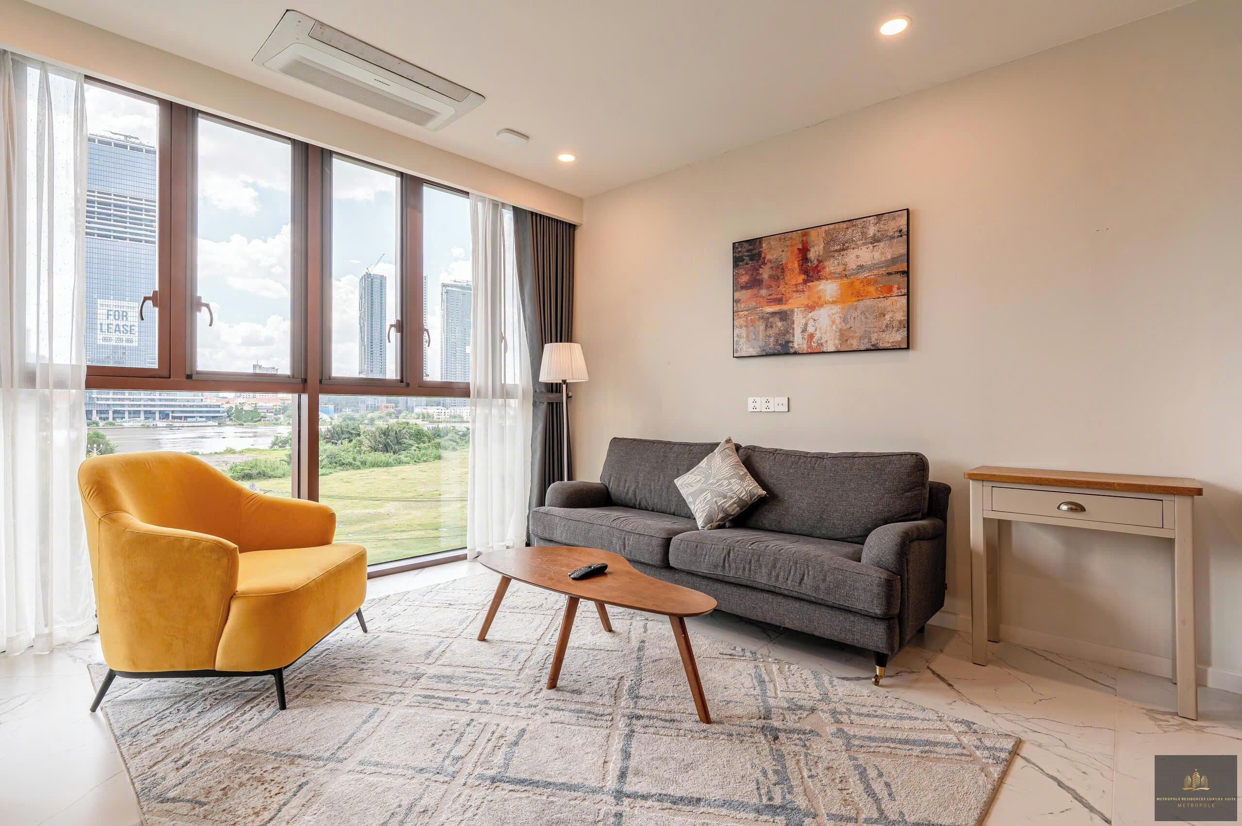 Căn hộ Presidential, 2 phòng ngủ, ban công, quang cảnh thành phố | Khu phòng khách | TV màn hình phẳng 24-inch có truyền hình vệ tinh, sách 