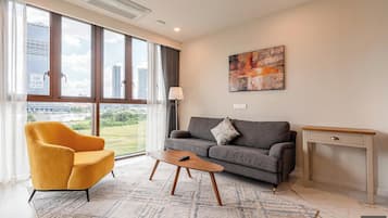 Căn hộ Presidential, 2 phòng ngủ, ban công, quang cảnh thành phố | Khu phòng khách | TV màn hình phẳng 24-inch có truyền hình vệ tinh, sách