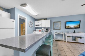 冷蔵庫、電子レンジ、オーブン、コンロ