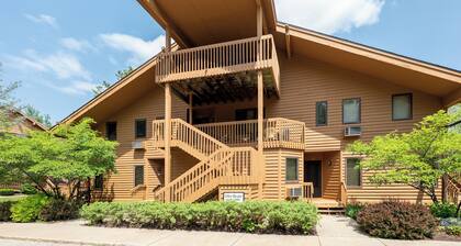 Summer fun! Close to lakes, sleeps 6, 2 bath. Outdoor and indoor pools.