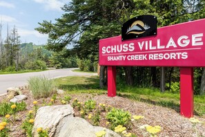 Exterior detail - Charming sleeps 6,  2 bath. Walk to slopes! Fireplace. Indoor pool. (Bellaire)