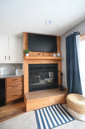 Interior - Charming sleeps 6,  2 bath. Walk to slopes! Fireplace. Indoor pool. (Bellaire)