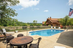 Indoor pool, outdoor pool - Charming sleeps 6,  2 bath. Walk to slopes! Fireplace. Indoor pool. (Bellaire)