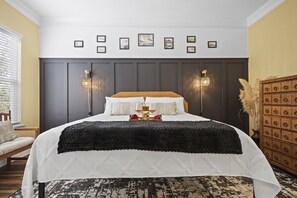 4 habitaciones, escritorio y tabla de planchar con plancha