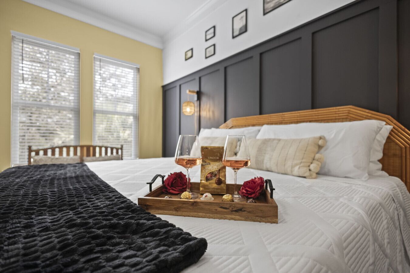 4 habitaciones, escritorio y tabla de planchar con plancha 