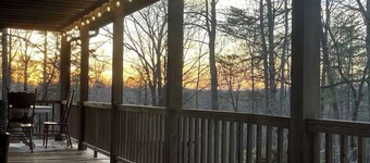 Charming 3-bedroom cabin that’s family friendly with WiFi in Dahlonega