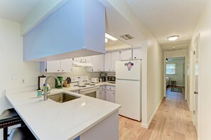 Fridge, microwave, dishwasher, coffee/tea maker - The Magic Dolphin A, great Holmes Beach location, steps to gulf beaches (Holmes Beach)
