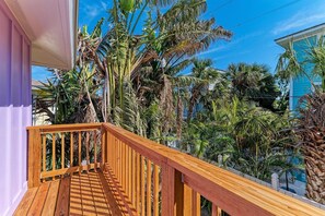 Property grounds - The Magic Dolphin A, great Holmes Beach location, steps to gulf beaches (Holmes Beach)