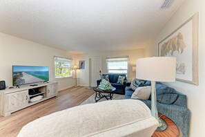TV - The Magic Dolphin B, great Holmes Beach location, steps to gulf beaches (Holmes Beach)