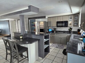 Réfrigérateur, micro-ondes, four, plaque de cuisson