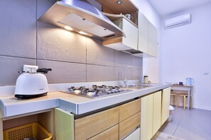 Réfrigérateur, un four, surface de cuisson, lave-vaisselle
