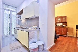 Een koelkast, een oven, een kookplaat, een vaatwasser